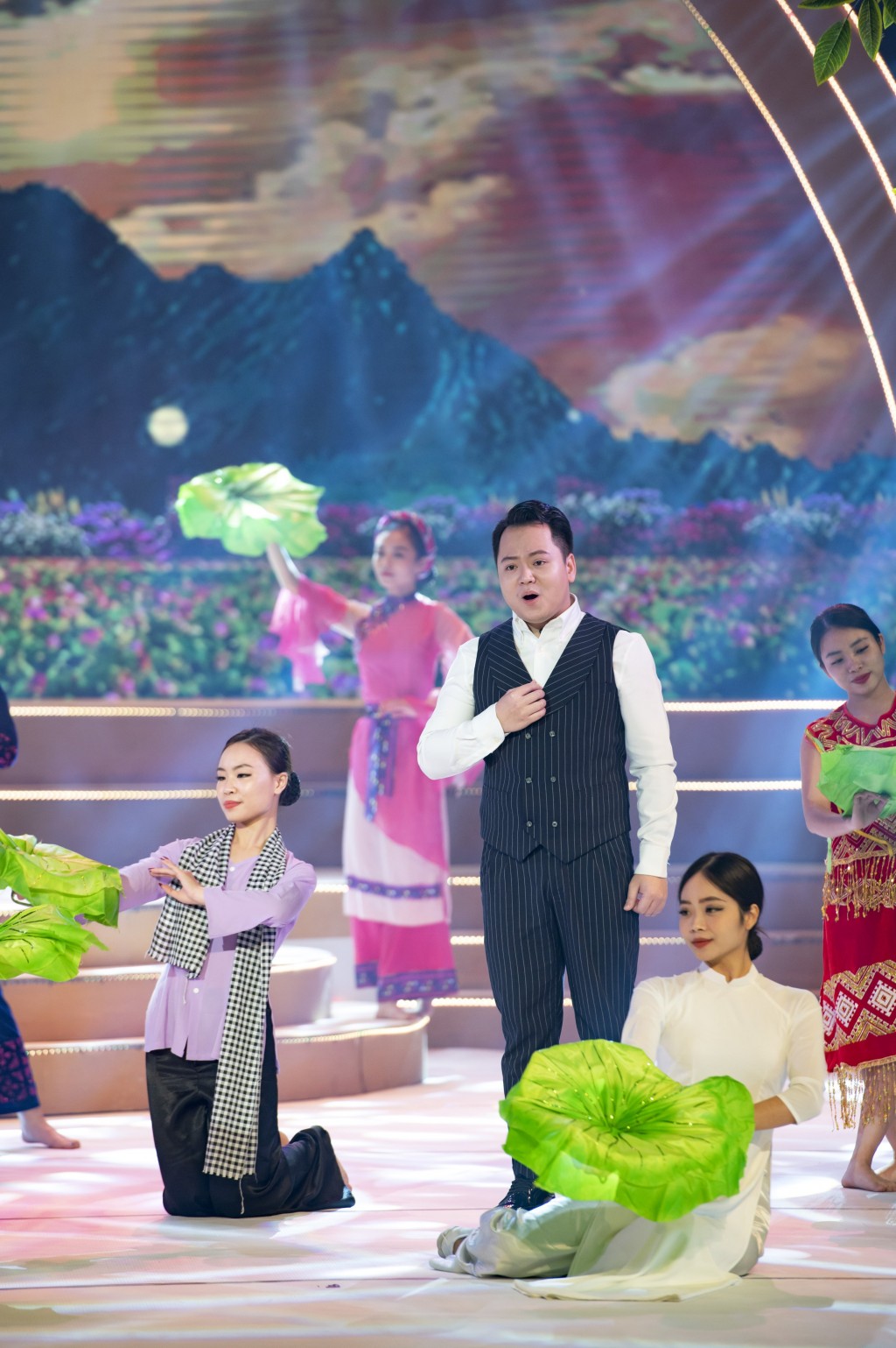 Nghệ sĩ Thanh Phong, Hà Quỳnh Như gây xúc động khi diễn ca kịch về Bác Hồ