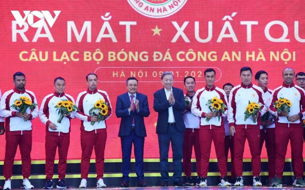 Đại tướng Tô Lâm - Bộ trưởng Bộ Công an và Chủ tịch UBND TP Hà Nội Trần Sỹ Thanh tặng hoa cho các thành viên CLB Công An Hà Nội