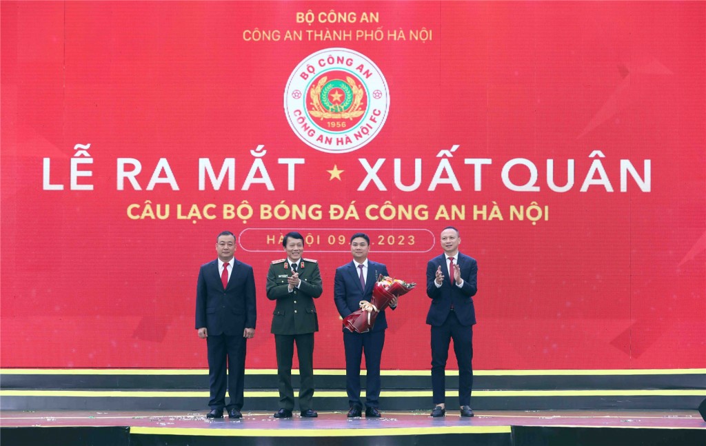 Thứ trưởng Lương Tam Quang trao hoa tặng Ban lãnh đạo CLB Bóng đá CAHN.