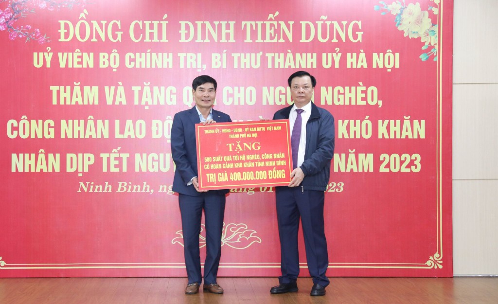 Bí thư Thành ủy Đinh Tiến Dũng tặng quà Tết hộ nghèo và công nhân lao động