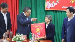 Chủ tịch UBND TP Trần Sỹ Thanh thăm, chúc Tết các gia đình chính sách