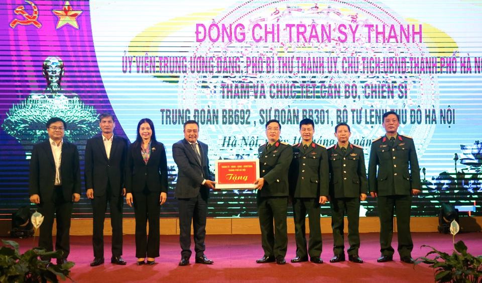 Lãnh đạo TP Hà Nội thăm, kiểm tra công tác sẵn sàng chiến đấu tại Trung đoàn Bộ binh 692