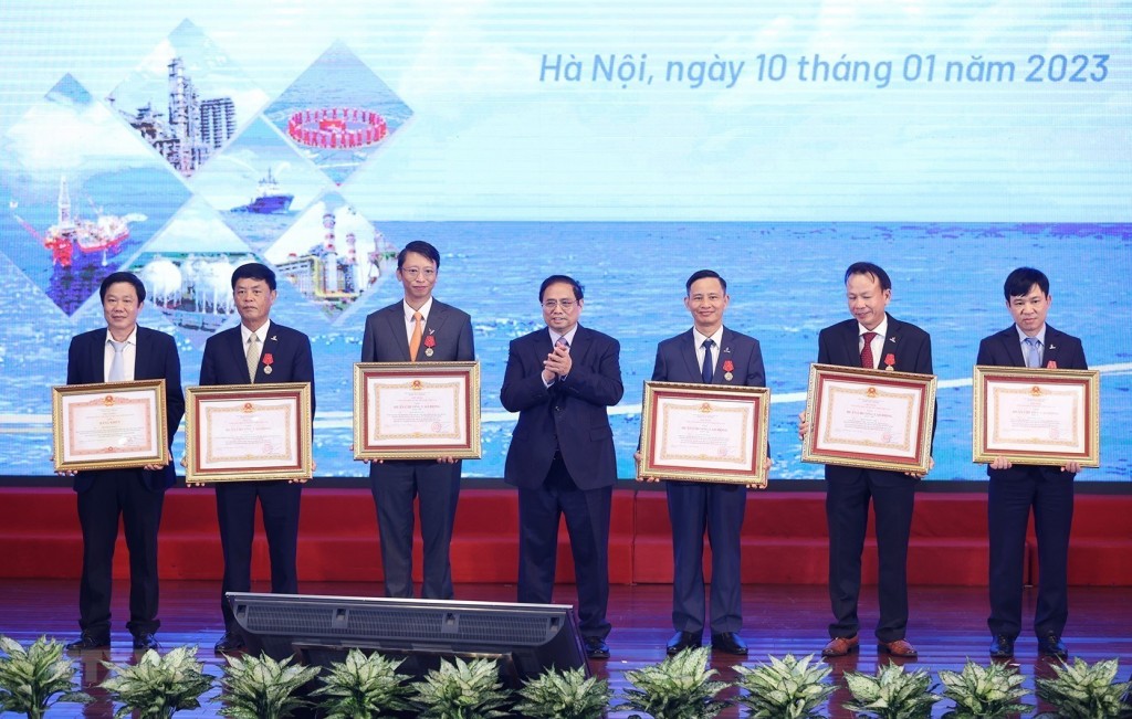 Thủ tướng Phạm Minh Chính trao Huân chương Lao động hạng Nhì và hạng Ba của Chủ tịch nước và bằng khen của Thủ tướng cho các cá nhân. (Ảnh: Dương Giang/TTXVN)