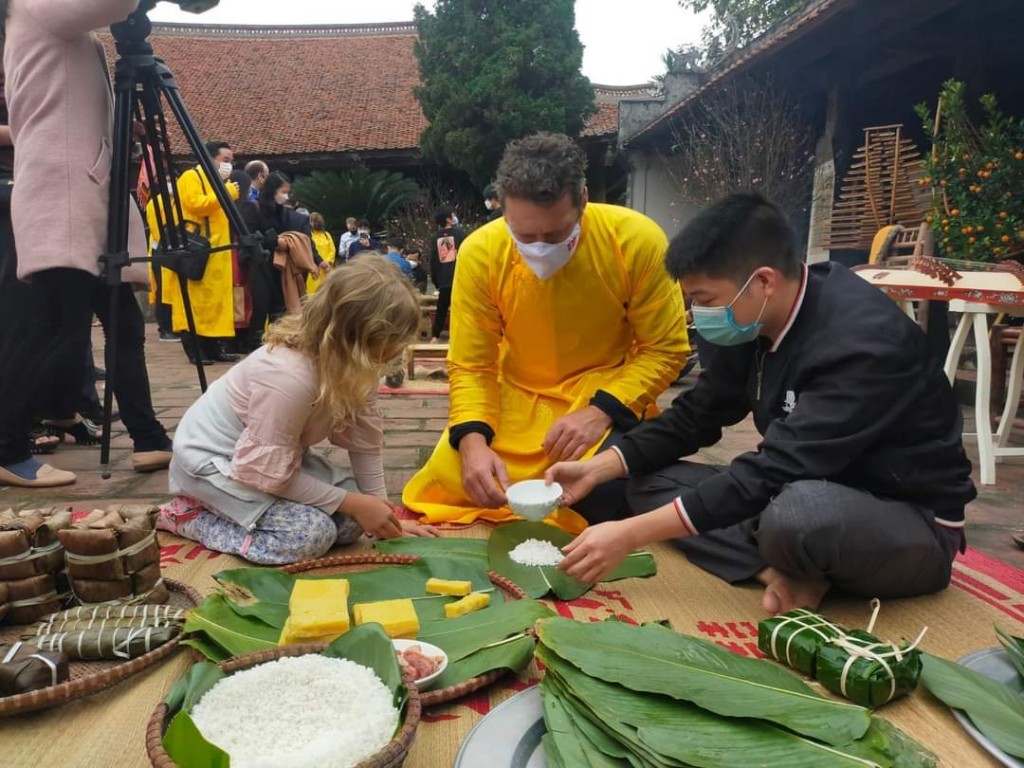 Du khách trải nghiệm gói bánh chưng tạii Đường Lâm