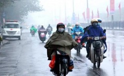 Thủ đô Hà Nội mưa nhỏ, trời rét