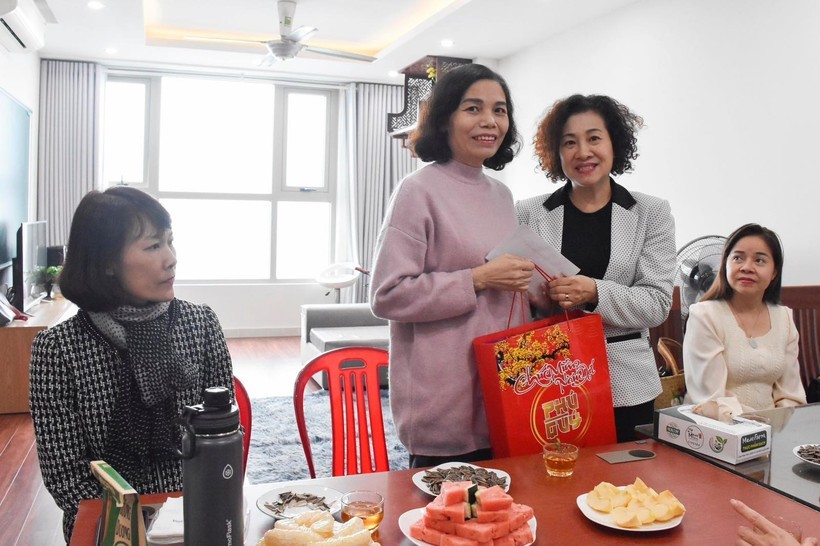 Công đoàn Giáo dục Hà Nội tặng quà giáo viên có hoàn cảnh khó khăn dịp Tết Nguyên đán