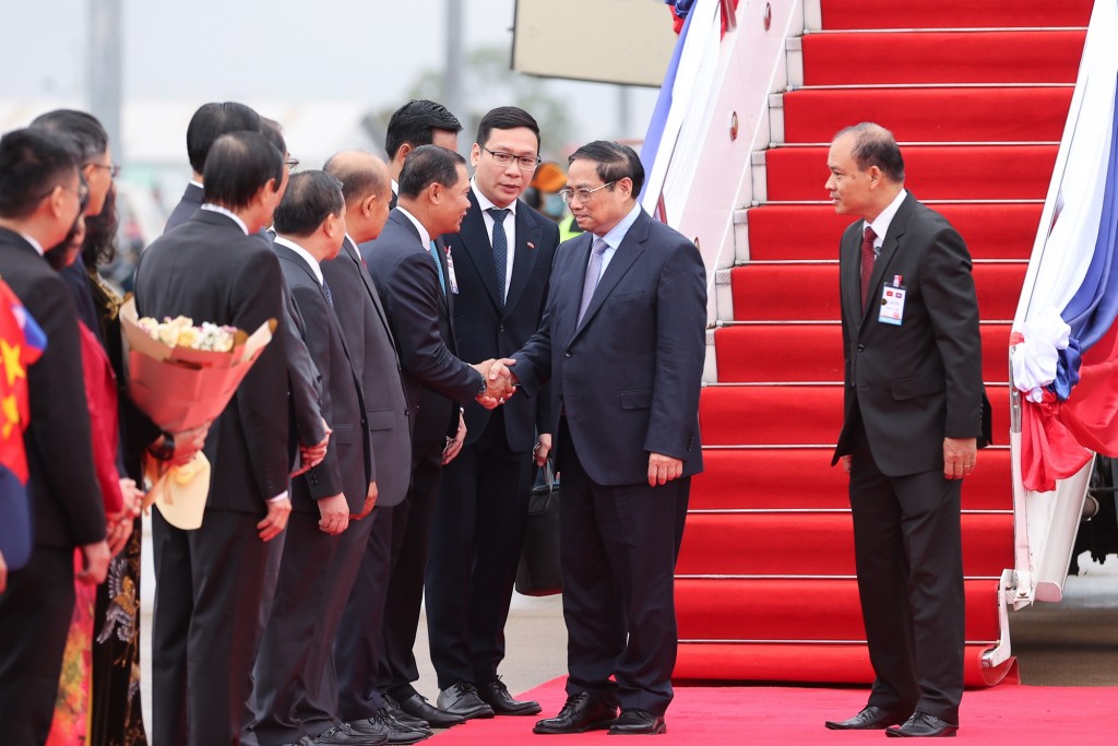 Đón Thủ tướng Phạm Minh Chính tại sân bay có Bộ trưởng, Chủ nhiệm Văn phòng Phủ Thủ tướng Lào Alounxai Sounnalath, Thứ trưởng Ngoại giao Lào Phoxay Khaykhamphithoune... - Ảnh: VGP/Nhật Bắc