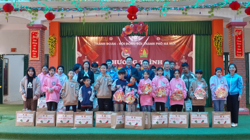 "Xuân ấm áp - Tết chia sẻ" mang yêu thương tới trẻ em khuyết tật huyện Sóc Sơn