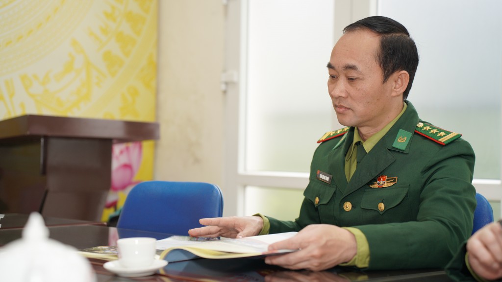 Thượng tá Trần Quang Trung, Trưởng phòng Tuyên huấn, Cục Chính trị, Bộ đội Biên phòng vui mừng khi nhận được tờ báo có nhiều thông tin hữu ích cũng như có hình ảnh lực lượng trong nhiều trang báo