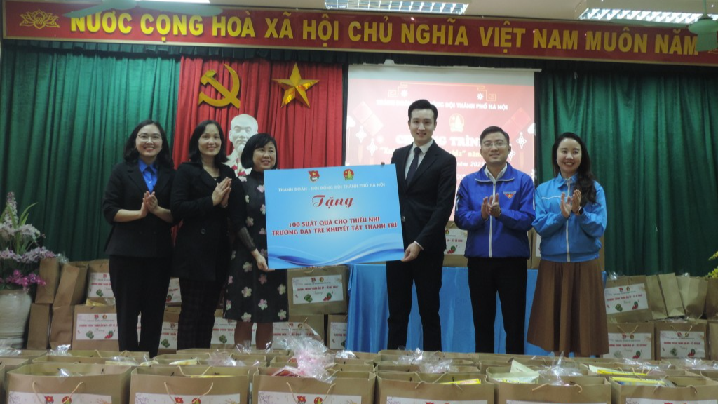 Phó Bí thư Thành đoàn Hà Nội Đào Đức Việt trao biển tặng quà tới trường Dạy trẻ khuyết tật Thanh Trì 