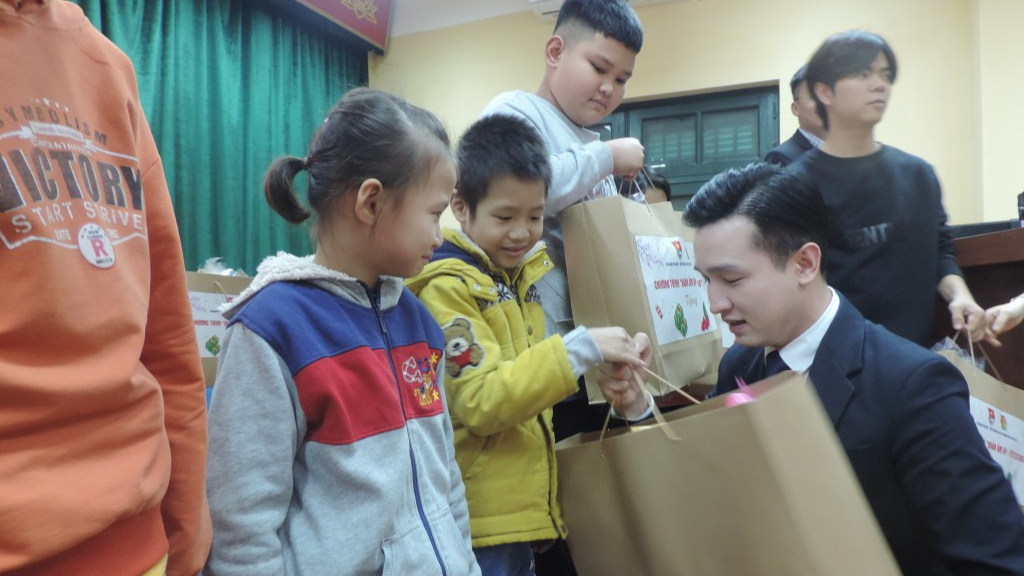 Phó Bi thư Thành đoàn Hà Nội Đào Đức Việt trao quà tới các em học sinh