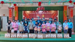 "Xuân ấm áp - Tết chia sẻ" mang yêu thương tới trẻ em khuyết tật huyện Sóc Sơn