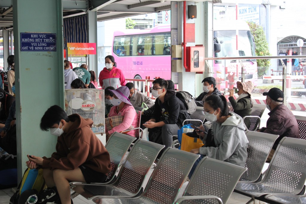 Tại bến xe An Sương (huyện Hóc Môn, TP Hồ Chí Minh), lượng khách về quê trong hôm nay (11/1) vẫn chưa đông, chủ yếu là học sinh, sinh viên kết thúc lịch học sớm và các cô chú lớn tuổi