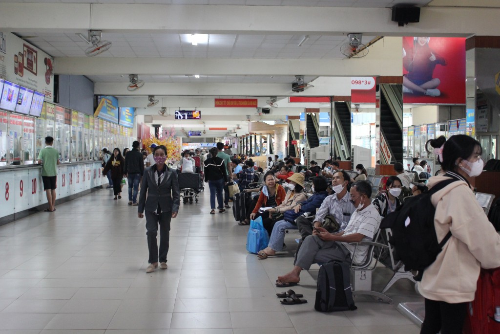 Còn ở bến xe Miền Đông (quận Bình Thạnh, TP Hồ Chí Minh), lượng khách đổ đây cũng đang đông dần theo từng ngày. Ghi nhận trong ngày 11/1, đã có hàng trăm người “tay xách nách mang”, túc trực ngồi chờ đợi lên xe tại khu vực quầy vé