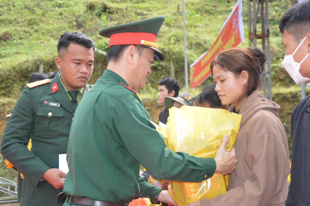 Hoạt động này còn mang ý nghĩa sâu sắc thể hiện tinh thần tương thân tương ái, nghĩa cử cao đẹp, sự sẻ chia của người lính Cụ Hồ và tuổi trẻ Quảng Nam 