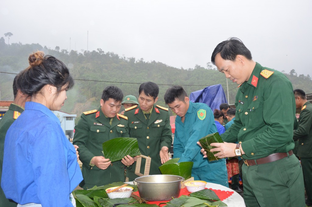 cán bộ, chiến sĩ còn tổ chức gói, nấu bánh chưng tặng bà con nhân dịp tết đến xuân 