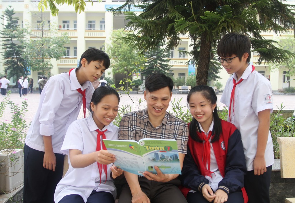 Thầy Nguyễn Khánh Hoàn và học sinh trường THCS Trần Phú