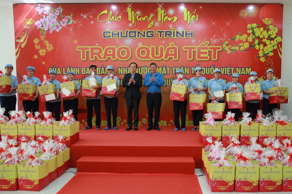 Phó Thủ tướng Trần Lưu Quang, Phó Chủ tịch Thường trực Tổng Liên đoàn Lao động Việt Nam Trần Thanh Hải gửi lời chúc mừng năm mới đến công nhân, người lao động tại cụm công nghiệp Diên Phú (huyện Diên Khánh, tỉnh Khánh Hoà) - Ảnh: VGP/Minh Khôi