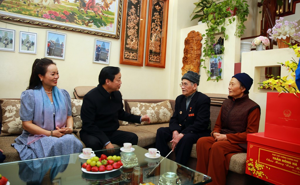 Phó Thủ tướng Trần Hồng Hà thăm và tặng quà gia đình đồng chí La Tần Khôi Việt - Ảnh VGP/Hải Minh