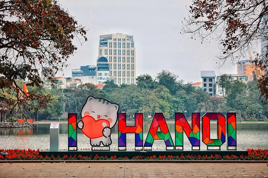 Hà Nội chỉnh trang đường phố đón mừng xuân mới