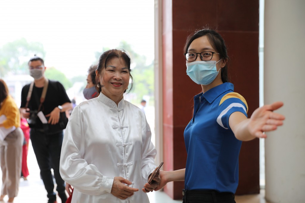 Người cao tuổi hào hứng đến tham dự ngày hội “Sống khỏe, sống thanh xuân” do Vinamilk tổ chức