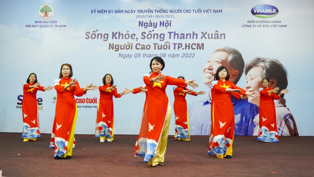 Hình 2: Tinh thần “Sống khỏe, sống thanh xuân” được thể hiện một cách ấn tượng qua các màn biểu diễn múa, tiết mục dưỡng sinh của người cao tuổi Hà Nội và Hồ Chí Minh