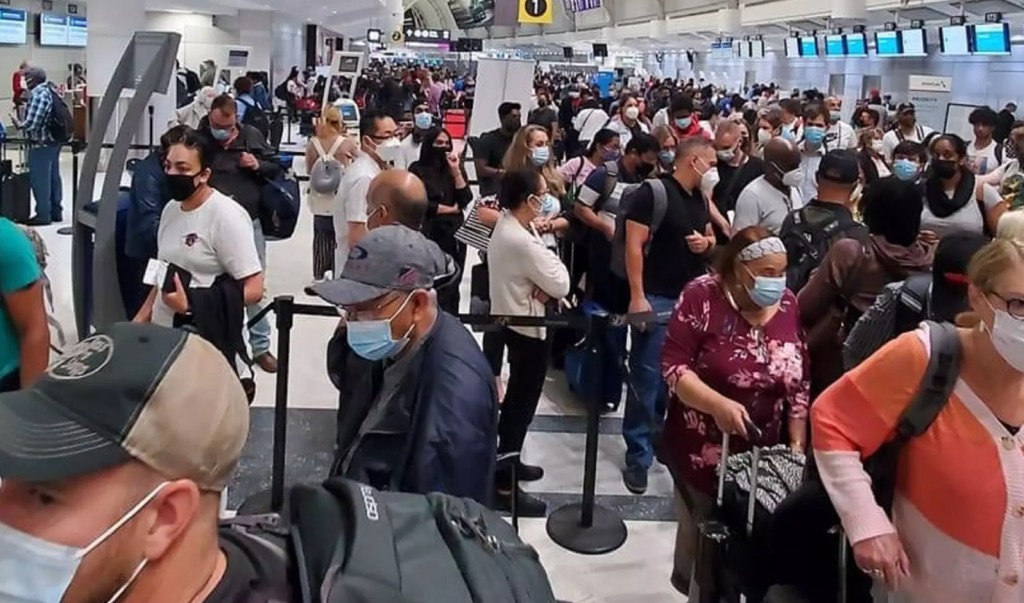 Hành khách xếp hàng dài để chờ vào quầy làm thủ tục tại sân bay Toronto Pearson. Ảnh: blogTO