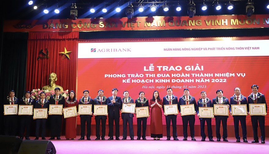 Agribank vượt qua thách thức, gương mẫu đi đầu