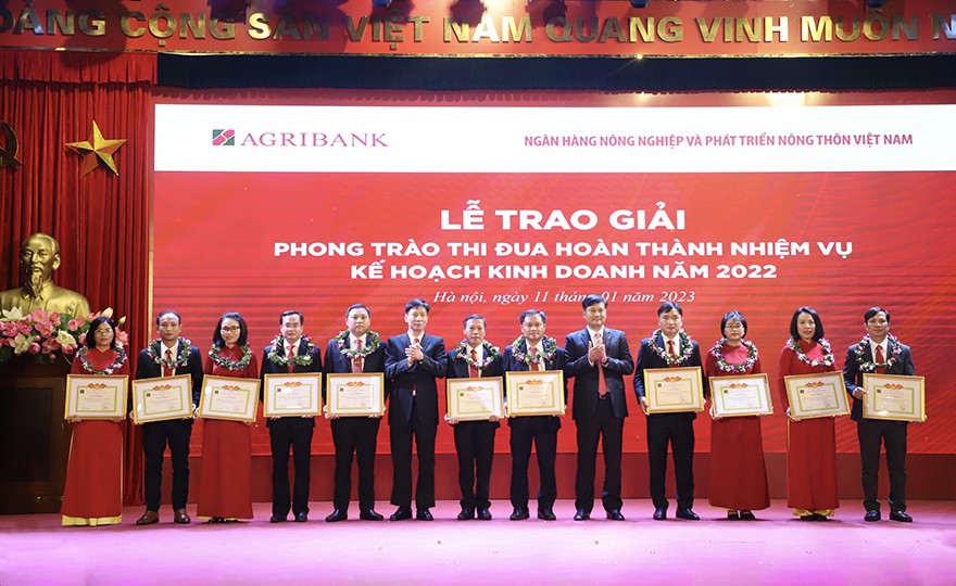 Agribank vượt qua thách thức, gương mẫu đi đầu