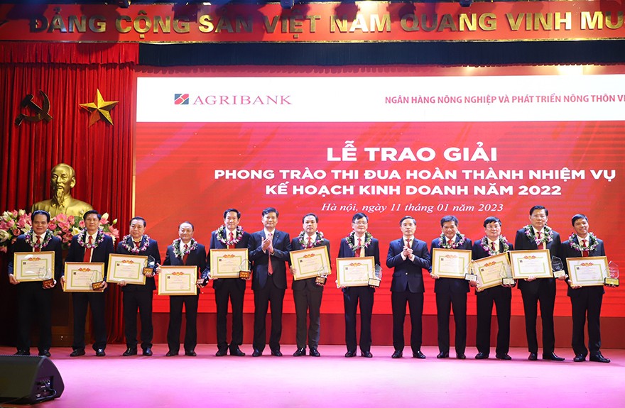 Trao tặng các danh hiệu thi đua hoàn thành nhiệm vụ, kế hoạch kinh doanh năm 2022