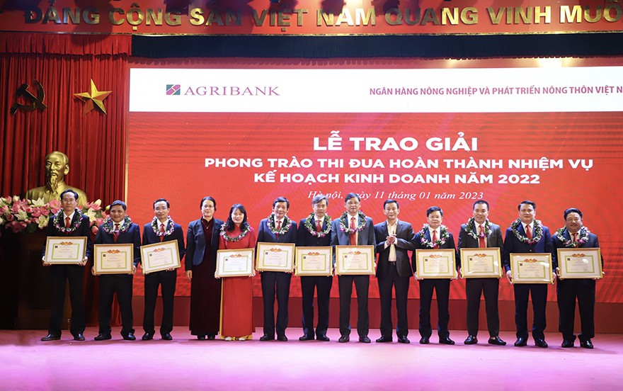 Agribank vượt qua thách thức, gương mẫu đi đầu