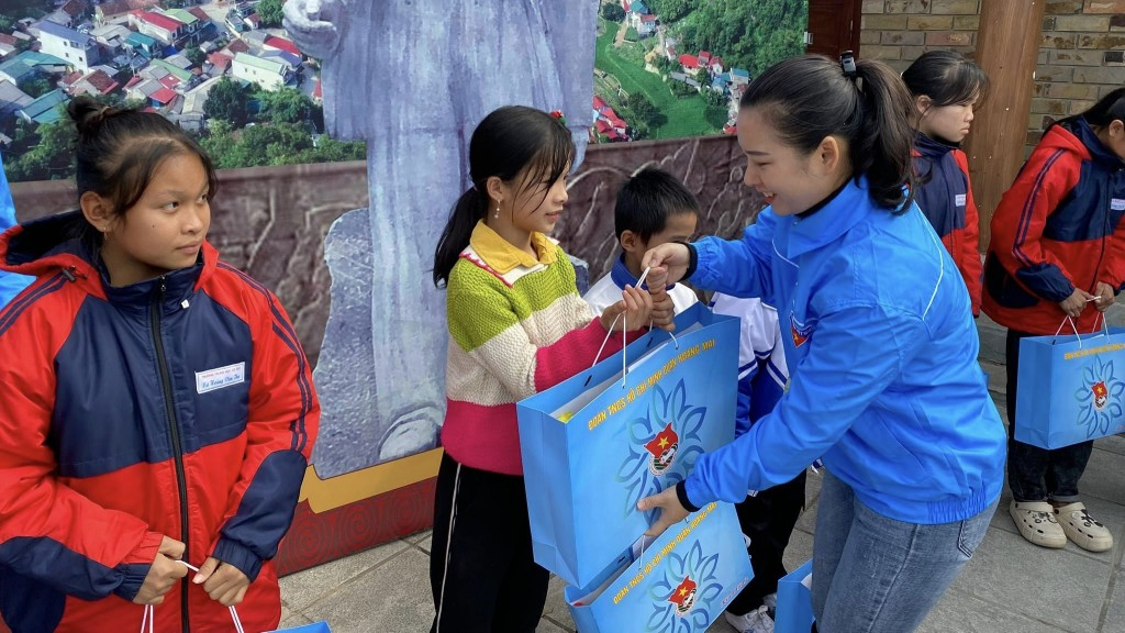 Nhiều phần quà được tuổi trẻ quận Hoàng Mai trao tặng tới các em thiếu nhi 
