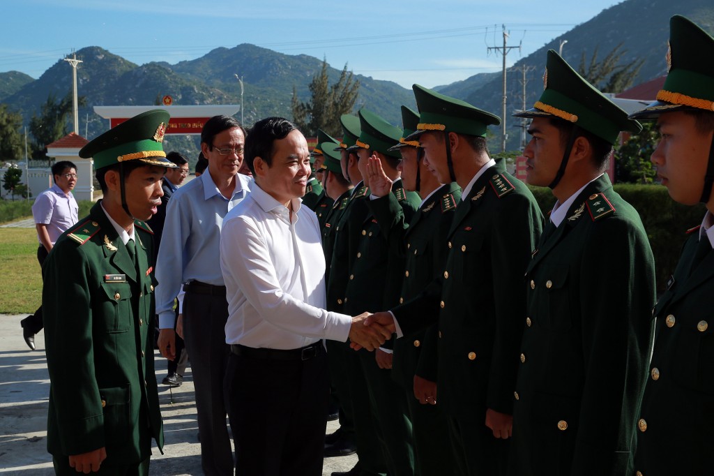 Phó Thủ tướng thăm, chúc Tết cán bộ, chiến sĩ Đồn Biên phòng Phước Diêm - Ảnh: VGP/Minh Khôi