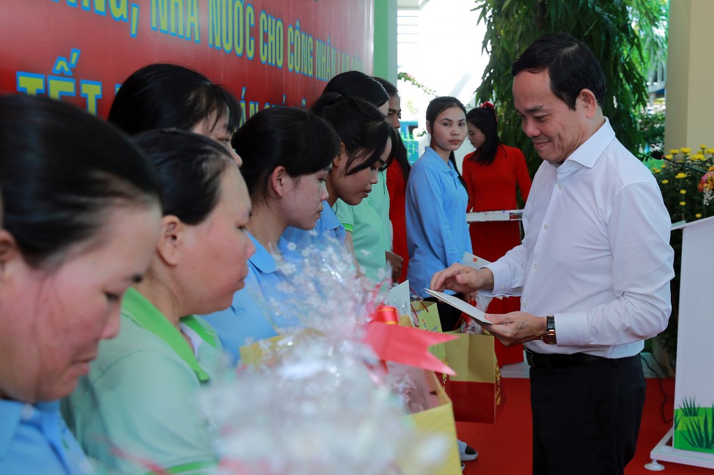 Phó Thủ tướng tặng quà Tết cho 200 công nhân, người lao động có hoàn cảnh khó khăn tại Công ty CP Cánh Đồng Việt, TP. Phan Rang, tỉnh Ninh Thuận - Ảnh: VGP/Minh Khôi