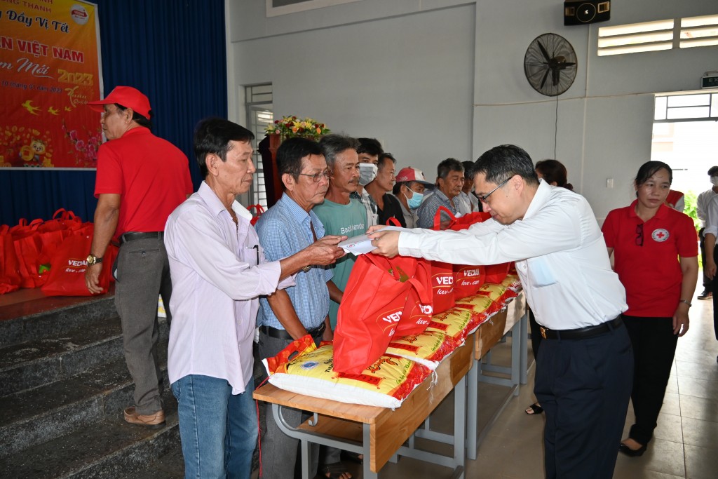 Ông Ni Chih Hao - Tổng giám đốc Công ty CPHH Vedan Việt Nam (áo trắng, đứng giữa) cùng Hội Chữ Thập Đỏ huyện  (3)