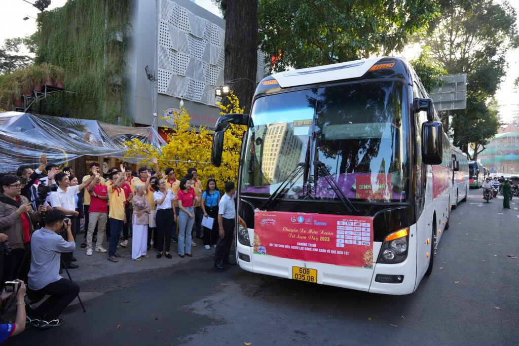 “Chuyến xe mùa xuân – Tết sum vầy” Quý Mão 2023 thực sự là một hoạt động thiết thực sẻ chia với những hoàn cảnh khó khăn của sinh viên và người lao động để họ được đoàn tụ với gia đình, hưởng một cái tết đầm ấm bên người thân