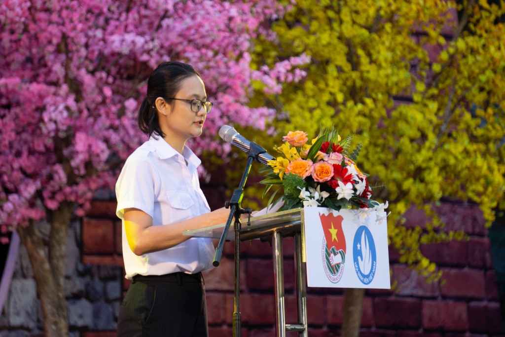 Đồng chí Trần Thu Hà, Phó Bí thư Thành đoàn, Chủ tịch Hội Sinh viên Việt Nam TP Hồ Chí Minh phát biểu tại chương trình