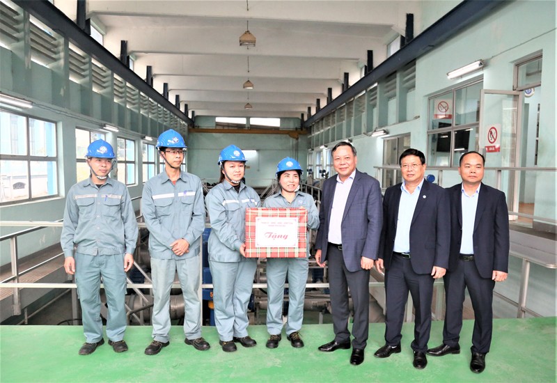 Phó Bí thư Thành ủy Nguyễn Văn Phong tặng quà Tết, động viên một số đơn vị trên địa bàn quận Ba Đình