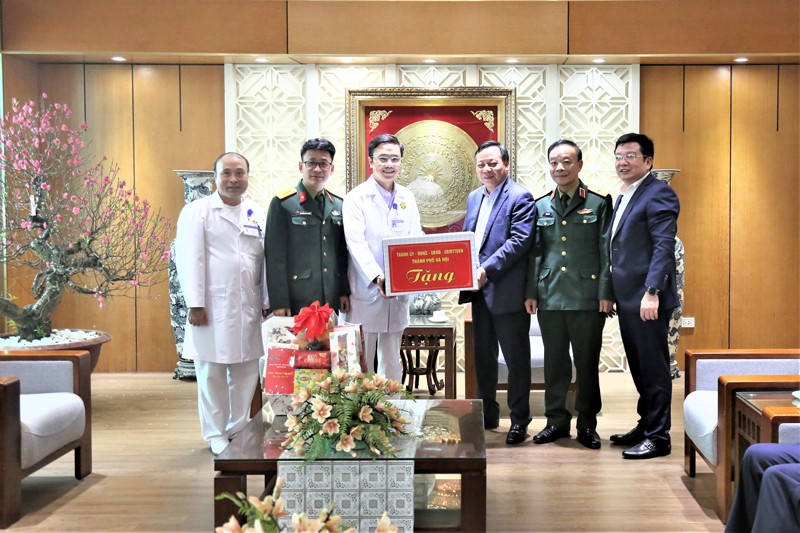 Phó Bí thư Thành ủy Nguyễn Văn Phong tặng quà Tết, động viên một số đơn vị trên địa bàn quận Ba Đình