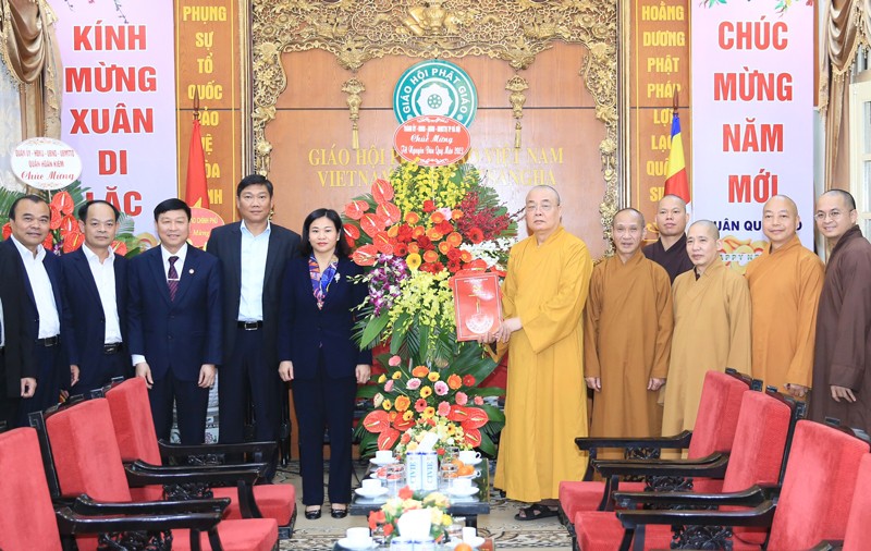 Phó Bí thư Thường trực Thành ủy Hà Nội Nguyễn Thị Tuyến chúc Tết Hội đồng trị sự Giáo hội Phật giáo Việt Nam