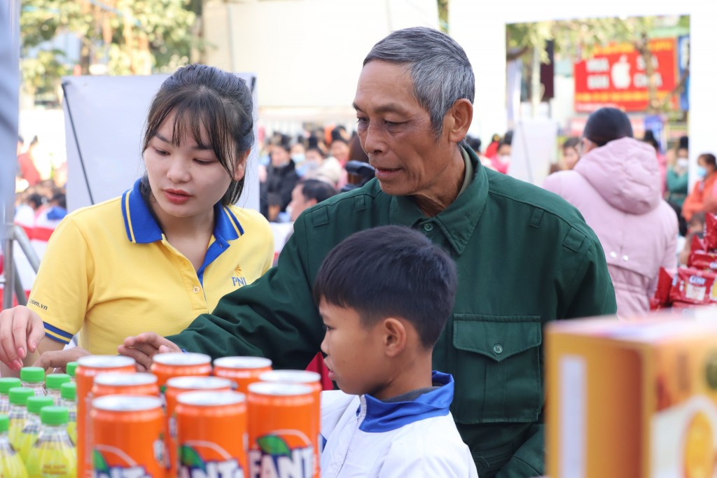 Ngay sau đó người dân cùng học sinh có hoàn cảnh khó khăn đã đến lựa chọn những sản phẩm thiết yếu cho ngày Tết sắp tới