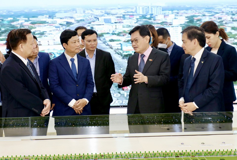 Phó Thủ tướng Singapore Heng Swee Keat (thứ 2 từ phải sang) trao đổi với ông Võ Văn Minh, Chủ tịch UBND tỉnh Bình Dương và lãnh đạo VSIP Group tại buổi làm việc tại khu công nghiệp VSIP I Bình Dương nhân chuyến thăm chính thức đến Việt Nam ngày 14/9/2022