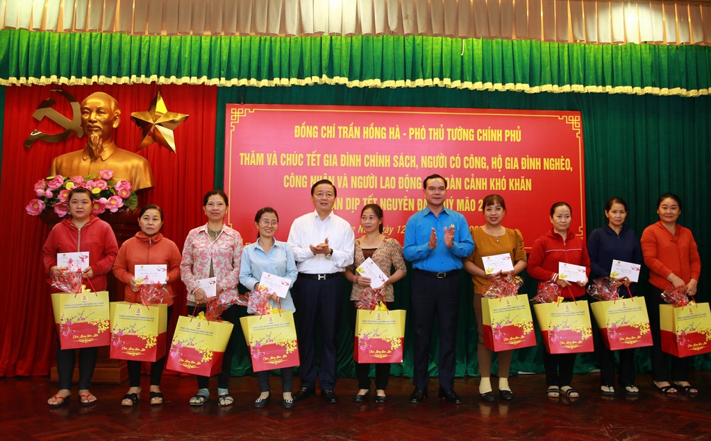 Phó Thủ tướng Trần Hồng Hà và Chủ tịch Tổng LĐLĐ Việt Nam Nguyễn Đình Khang tặng quà công nhân, người lao động tại tỉnh Đồng Nai - Ảnh: VGP/Hải Minh