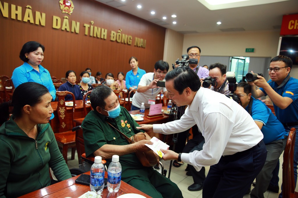 Phó Thủ tướng tặng quà thương binh Phạm Xuân Chương, mất sức lao động 91% - Ảnh: VGP/Hải Minh