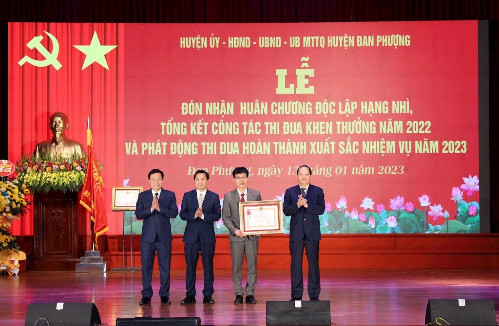 Trưởng ban Tuyên giáo Thành ủy Hà Nội Nguyễn Doãn Toản trao Huân chương Lao động Hạng Ba tặng Ban dân vận Huyện ủy Đan Phượng