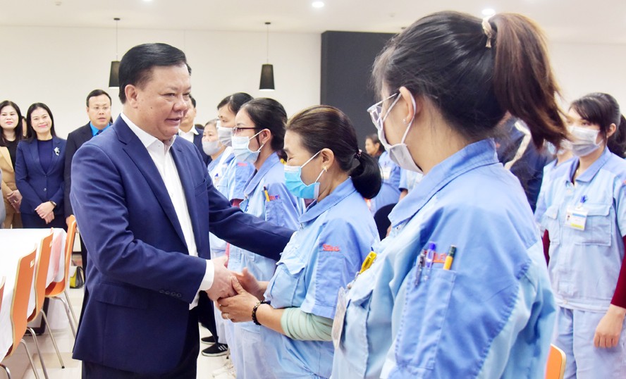 Bí thư Thành ủy Đinh Tiến Dũng tặng quà gia đình chính sách, hộ khó khăn và công nhân, lao động
