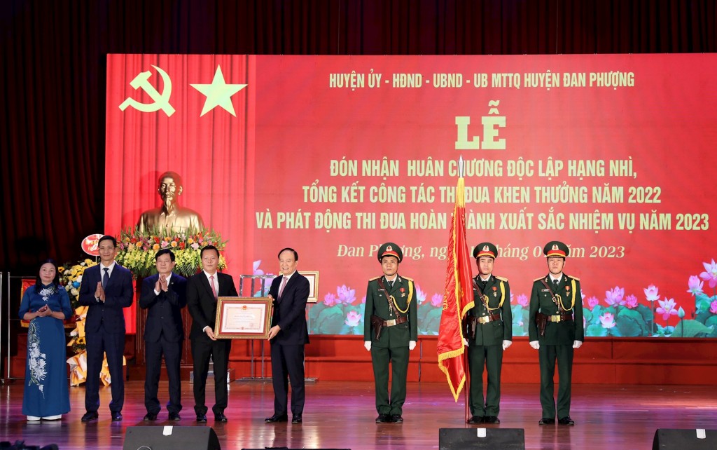 Huyện Đan Phượng đón nhận Huân chương Độc lập hạng Nhì