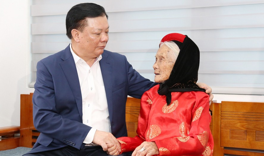 Bí thư Thành ủy Đinh Tiến Dũng tặng quà gia đình chính sách, hộ khó khăn và công nhân, lao động