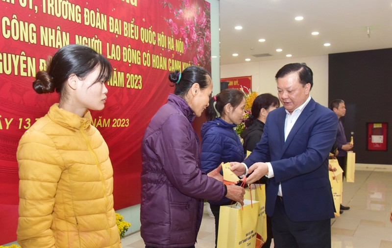 Bí thư Thành ủy Đinh Tiến Dũng tặng quà gia đình chính sách, hộ khó khăn và công nhân, lao động