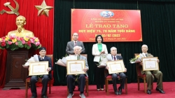 Trao tặng Huy hiệu đảng cho đảng viên lão thành huyện Thanh Trì